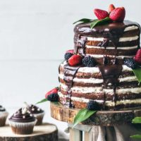 свадебный торт с шоколадом и клубникой